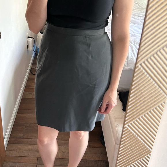 Banana Republic 100% silk knee length pencil skirt - Picture 5 of 8